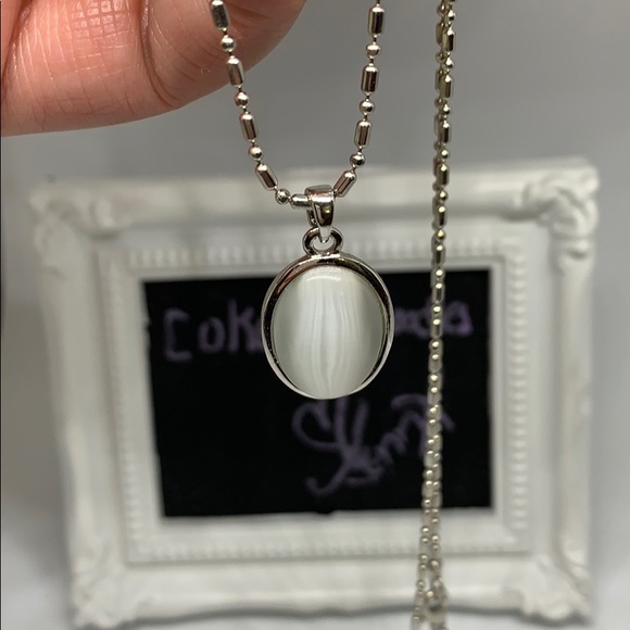 Jewelry - Silver white cat eye stone pendant-20in